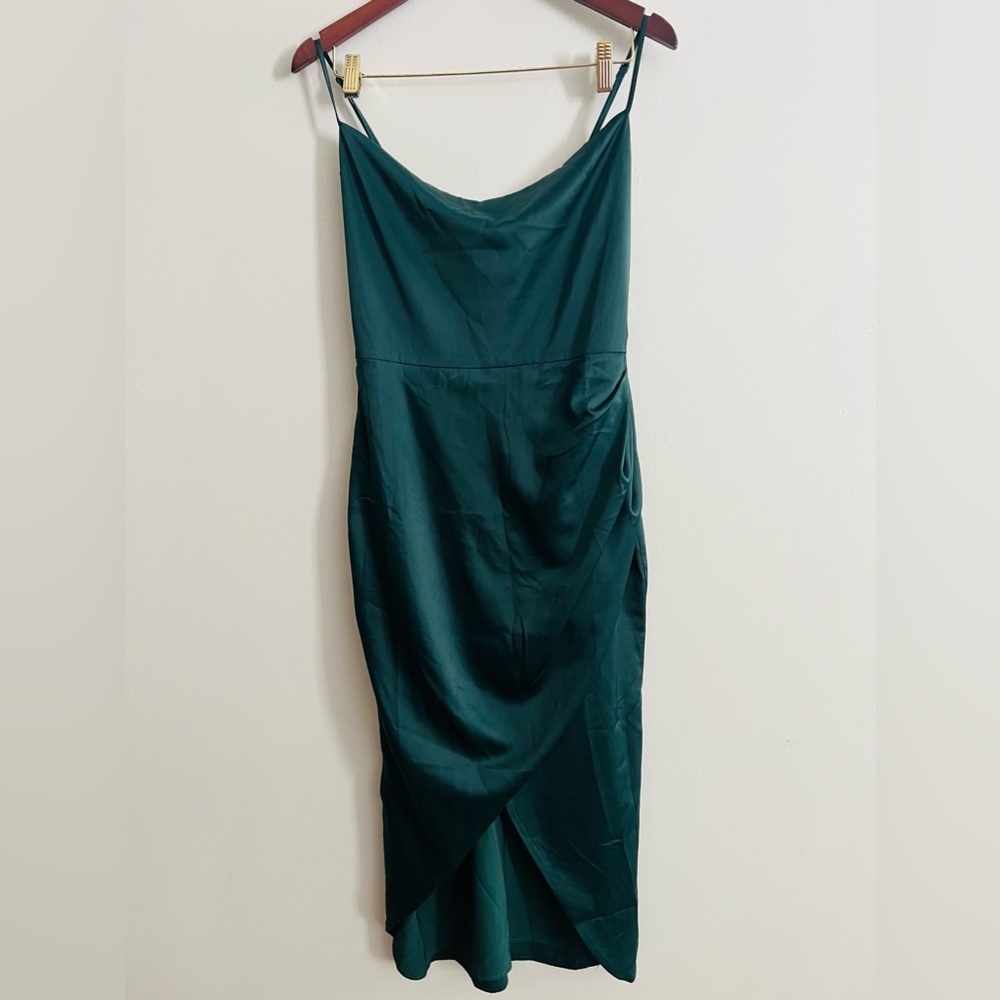NWT DAZZLING LIGHTS MIDI DRESS - COWL NECK DRAPED DRESS IN EMERALD SATIN - Picture 4 of 7